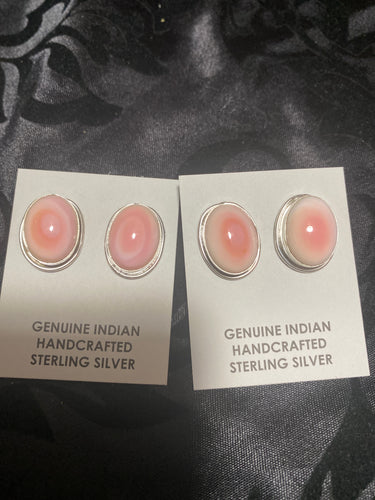 The pink Conch oval earrings