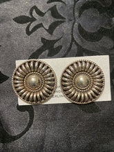 Thomas Charlie round, rib, Post, Sterling silver earrings ￼