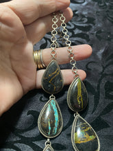 The blackjack turquoise necklace with eight magnificent stones in the shape of a teardrop