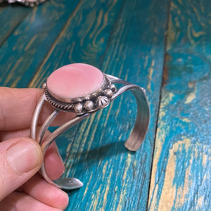 Pink Conch Single Stone Bracelet