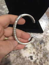 Round cuff with lines