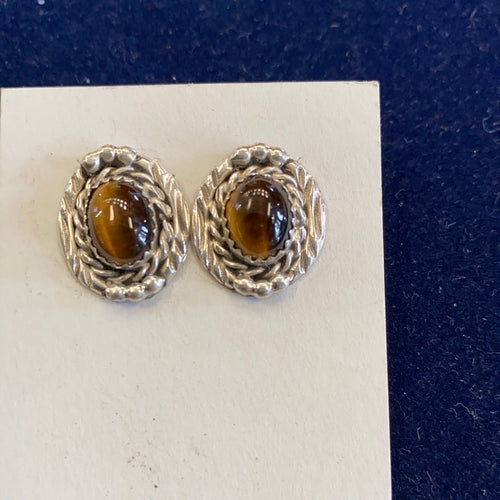 The Tiger’s eye thumb nail