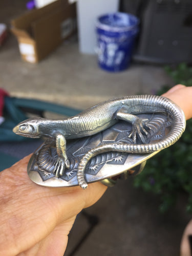 Tremendous all silver gecko ring